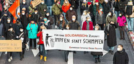 »Unsere Geduld ist am Ende«: Demonstration gegen Coronaleugner (...