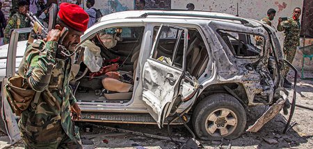 Nach dem Angriff: Fahrzeug des Regierungssprechers Moalimuu am S...