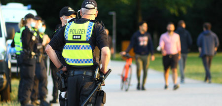 Einsatz von Polizisten im Hamburger Stadtpark
