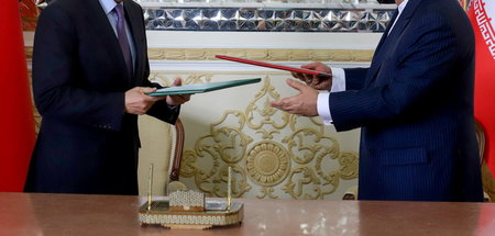 Iran und China rücken näher zusammen: Die beiden Außenamtschefs ...