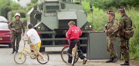 Kontrolliert von britischen Soldaten: Grenze zwischen Protestant...