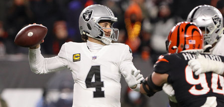 Die letzte Chance warf er in die Hände des Gegners: Derek Carr b... Die letzte Chance warf er in die Hände des Gegners: Derek Carr b...