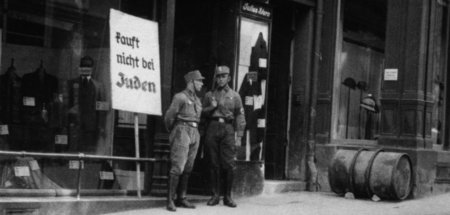 Antisemitische Boykottkampagne: Bewaffnete SA-Männer vor einem G...