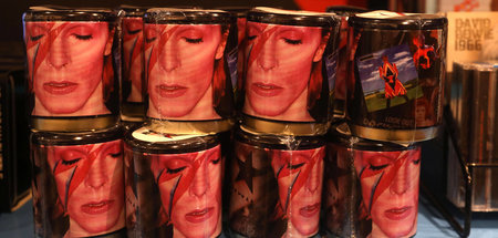 Zeit zum Auspacken: Was ist drin in der Bowie-Dose? Zeit zum Auspacken: Was ist drin in der Bowie-Dose?