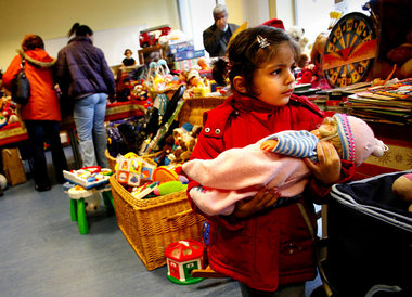 Für Kinder der Ärmsten bleiben meist nur Almosen – hier verteilt...