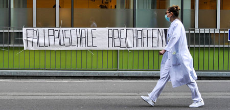 Protestbanner gegen das profitorientierte System der Fallpauscha... Protestbanner gegen das profitorientierte System der Fallpauscha...