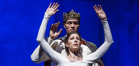 Hélène Bouchet als Geruth in »Hamlet 21« von John Neumeier, hint...