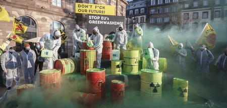 Protestkundgebung gegen Greenwashing von Atomkraft und Gas am Mi...