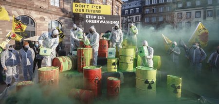 Protestkundgebung gegen Greenwashing von Atomkraft und Gas am Mi... Protestkundgebung gegen Greenwashing von Atomkraft und Gas am Mi...
