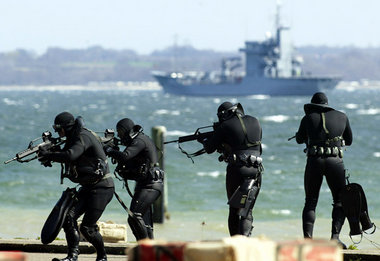 Für die Afrika-Invasion gerüstet – Kampfschwimmer der Bundesmari...