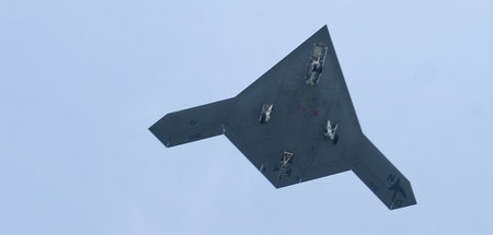 War es diese Silhouette? US-Drohnenkampfflugzeug »X-47B« beim Üb...