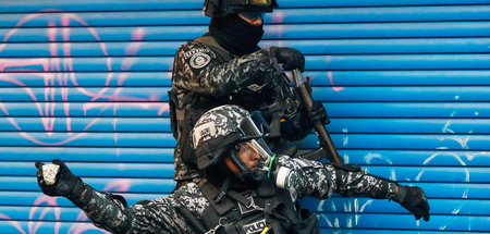 Staatstreich – ein bolivianischer Polizist wirft einen Stein in ...