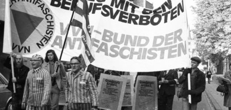 Verfolgte des Naziregimes demonstrieren 1975 in Bonn gegen Beruf...