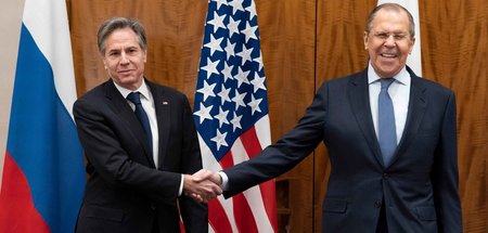 Mit Handshake: Antony Blinken und Sergej Lawrow am Freitag in Ge...