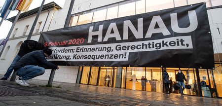 Draußen wie drinnen: Angehörige und Aktivisten klagen Behörden w...