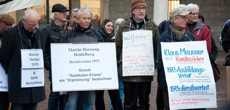 Teilnehmer einer Kundgebung gegen den sogenannten Radikalenerlas...