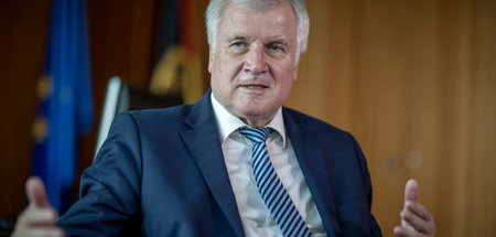 Mit offenen Armen: Ehemaliger Bundesinnenminister Horst Seehofer...