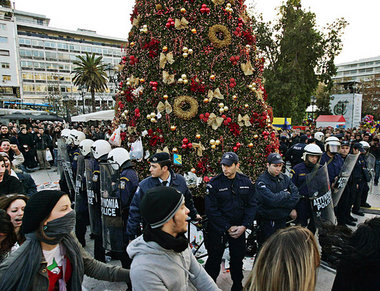 Polizisten schützen den Weihnachtsbaum aus Plastikgrün, Lichterk... Polizisten schützen den Weihnachtsbaum aus Plastikgrün, Lichterk...