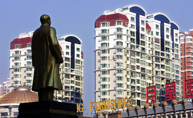 Weg zum Sozialismus? Mao-Statue vor Luxusappartments im nordostc...