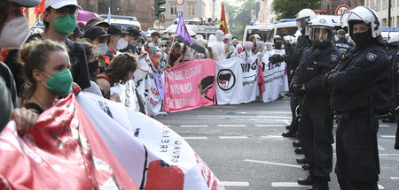 Klares Feindbild: Polizisten kesseln einen Teil der Demonstratio...