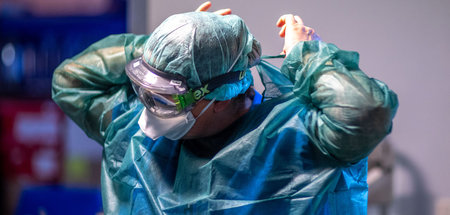 Pflegenotstand: Das Krankenhauspersonal auf Coronaintensivstatio...