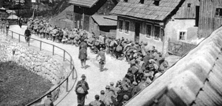 Todesmarsch nach Mauthausen, aufgenommen in Kralupy an der Molda...