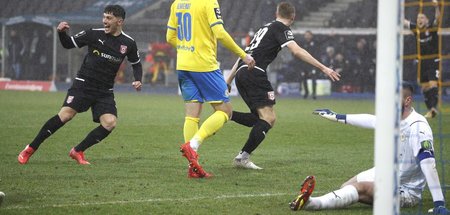 Zu früh gefreut: Joscha Wosz und Elias Huth vom Halleschen FC be...