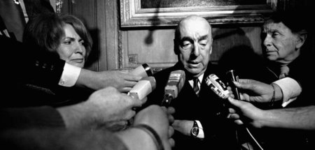 Pablo Neruda nach seiner Ernennung zum Literaturnobelpreisträger