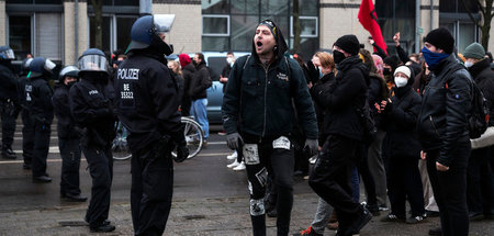Polizeikette blockiert Nazigegner am Sonnabend in der sachsen-an...