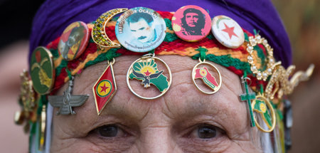 Mit Öcalan und Che Guevara: Kopfschmuck einer Kurdin beim Newroz...