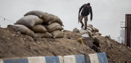 Ein Kämpfer der SDK sorgt am Montag an einem Checkpoint in Hasak...