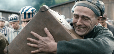 Häftling Zacharias Jankowski (Robert Mika) mit dem Koffer, in de... Häftling Zacharias Jankowski (Robert Mika) mit dem Koffer, in de...