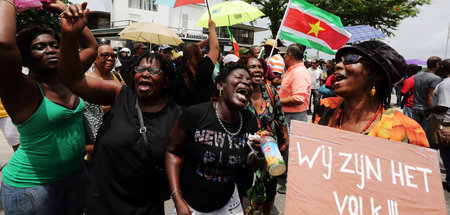 Surinam drohte durch die Krise der Zahlungsausfall, Proteste geg... Surinam drohte durch die Krise der Zahlungsausfall, Proteste geg...