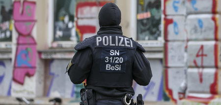 Repressionserfahren: Polizistin während der Durchsuchungen am Mi...