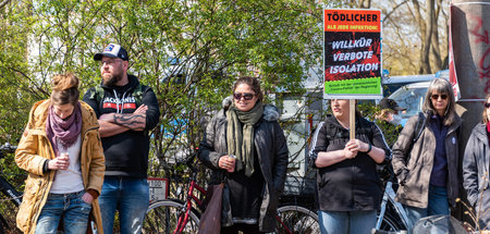 Kein normaler Spaziergang: Gegnerinnen und Gegner der Coronapoli...