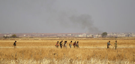 »Rebellen«-Kämpfer durchqueren ein Feld nahe Marea (21.10.2016)