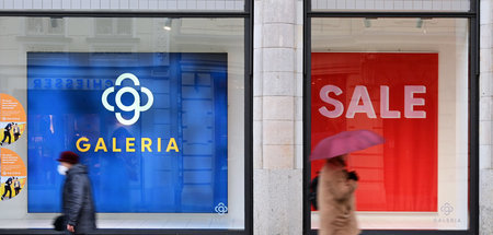 Im Regen vor der Ausverkaufsfassade: Galeria Karstadt Potsdam (2