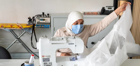 Der Wunsch nach Verbundenheit und Solidarität: Eine Näherin fert...