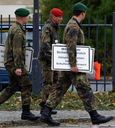 Amtshilfe in eigener Sache: Bundeswehrsoldaten beim Richtfest de...