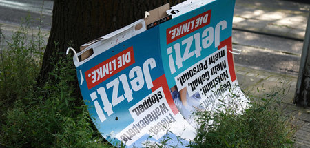 Da steht mancherlei auf dem Kopf: Beschädigtes Wahlplakat der Pa...