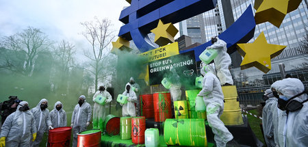 Ein grünes Etikett für Gas und eins für Atomkraft: Dagegen prote...