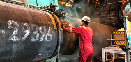 Montage eines Leitungsrohrs der Ostseepipeline Nord Stream 2 auf... Montage eines Leitungsrohrs der Ostseepipeline Nord Stream 2 auf...