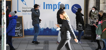 Noch kein Ende in Sicht: Menschen warten auf ihre Impfung (Münch...