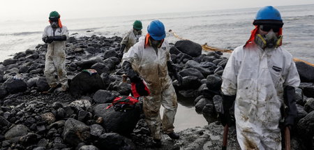 Fast 12.000 Barrel Öl sind im Distrikt Ventanilla in der Nähe de...