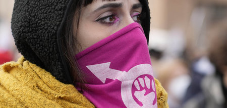 Internationale Solidarität im Kampf gegen Gewalt an Frauen: Demo...
