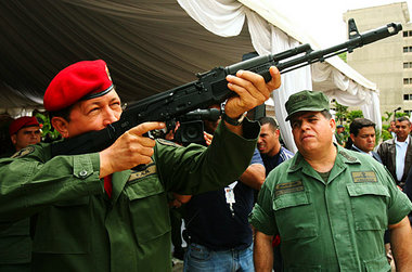 Präsident Hugo Chávez mit Verteidigungsminister Orlando Maniglia...