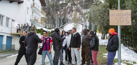 »Wir sind Menschen«: Protest Asylsuchender vor dem »Rückkehrzent...