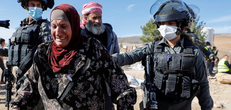 Eine Palästinenserin trauert nach der Zerstörung ihres Hauses in...