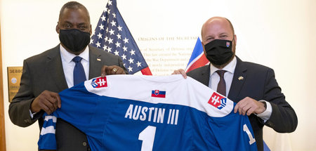 Mit Präsent: US-Verteidigungsminister Lloyd Austin (l.) mit sein...
