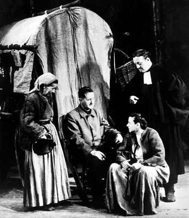 Bertolt Brecht (Mitte) bei den Proben zu »Mutter Courage und ihr...